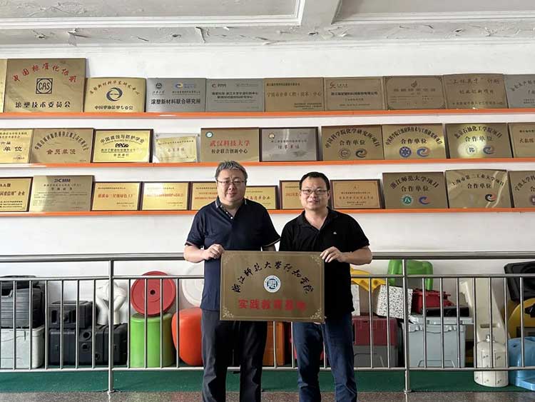 Ruitang Technology se je pridružil z Zhejiang Normal University Xingzhi College, da bi skupaj sestavil praktično izobraževalno bazo, s čimer je odprl novo poglavje o integraciji industrije in izobraževanja